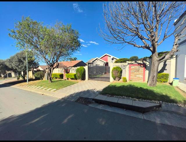 3 BEDROOM HOUSE FOR SALE IN OLIEVENHOUTBOSCH